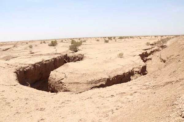 کاهش سالانه ۸۲ میلیون مترمکعب از ذخایر آب زیرزمینی ساوه در استان مرکزی؛ فرونشست زمین زنگ خطر جدی برای آینده دشت